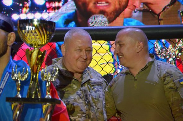 Генерал Дмитро Марченко подякував організатору турніру, голові громадської організації «Вільні та Вірні» Віталію Герсаку