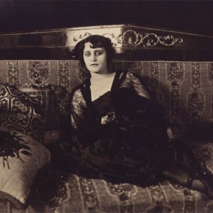 Артистичну кар'єру Віра Холодна почала в аматорській театральній студії. З 1914 року знімалася в кінофільмах