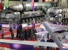 Министр обороны России Сергей Шойгу вместе с лидером Северной Кореи Ким Чен Ыном побывали на выставке вооружения