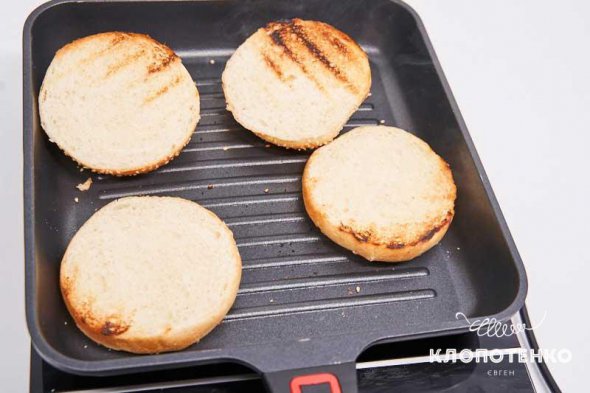 Кулінар Євген Клопотенко показав як приготувати бургер вдома Кулінар Євген Клопотенко показав як приготувати бургер вдома