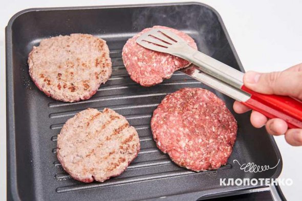 Кулінар Євген Клопотенко показав як приготувати бургер вдома Кулінар Євген Клопотенко показав як приготувати бургер вдома