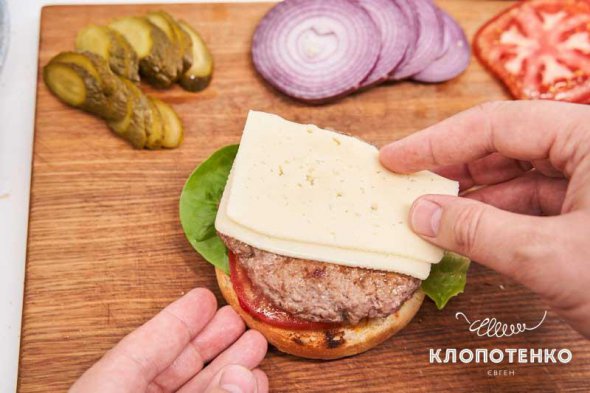 Кулінар Євген Клопотенко показав як приготувати бургер вдома Кулінар Євген Клопотенко показав як приготувати бургер вдома