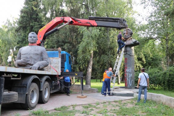 У Полтаві демонтували бюст радянському генералу Миколі Ватутіну і російському поету Олександру Пушкіну