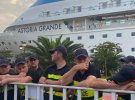 В Грузии люди вышли на протест против прибытия в порт в Батуми лайнера Astoria Grande с российскими туристами