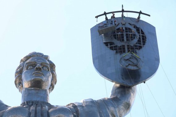 В Киеве полностью демонтировали советский герб из монумента "Батьківщина-мати"