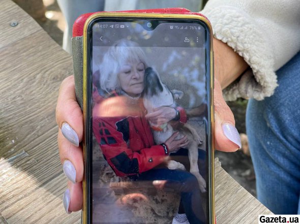 Олена Рязанцева в притулку має улюбленців, завжди радіє, коли їм вдається знайти родину