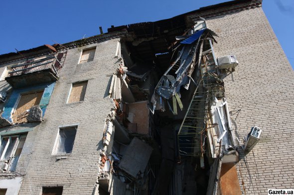 Разрушенные дома в Славянске почти не восстанавливают. Местные также жалуются на грязь и мусор в городе