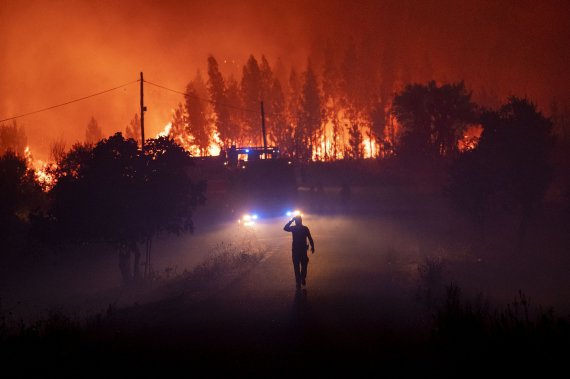 Пожарные в Португалии борются с лесными пожарами