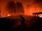 Пожарные в Португалии борются с лесными пожарами