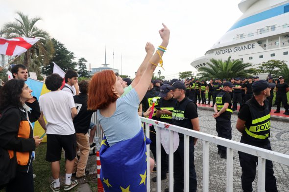 Грузины протестуют против прибытия круизного лайнера Astoria Grande с примерно 800 преимущественно российскими пассажирами на борту