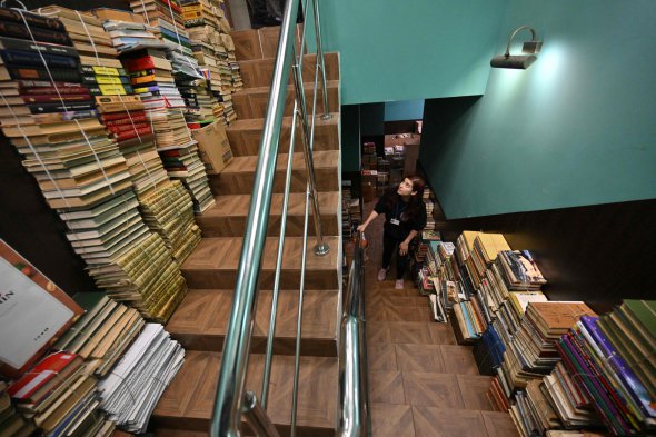 Стоси російськомовних книжок в книжковому магазині в Києві, де їх збирають і готують до переробки. Переробка російськомовних книг для збору коштів для ЗСУ - нова ознака настроїв «дерусифікації», 18 вересня 2022 року