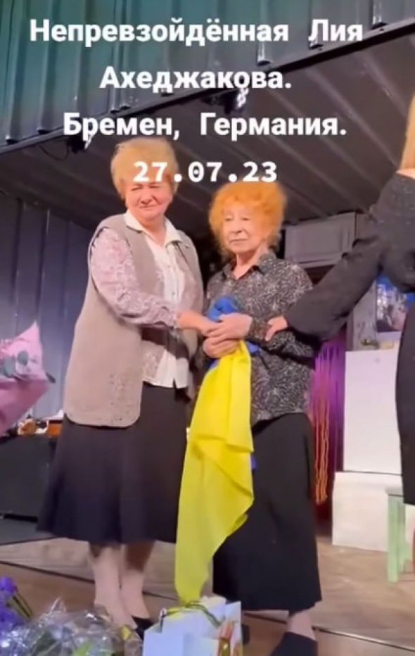 В конце спектакля актриса вышла на сцену с сине-желтым флагом и поддержала Украину