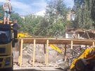 В Киеве застройщик снес 200-летнюю усадьбу, что была образцом киевской жилой деревянной застройки ХІХ века. Полиция возбудила уголовное дело.