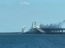 Над Кримським мостом здіймається густий дим