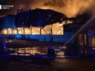 В Одесі внаслідок нічної атаки РФ спалахнув магазин