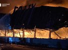 В Одесі внаслідок нічної атаки РФ спалахнув магазин