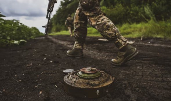 Військовий бригади морської піхоти розмінує поле на Донеччині 