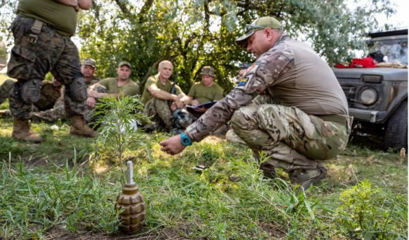 Український сапер тренує бійців територіальної оборони на російських мінах у Запорізькій області 