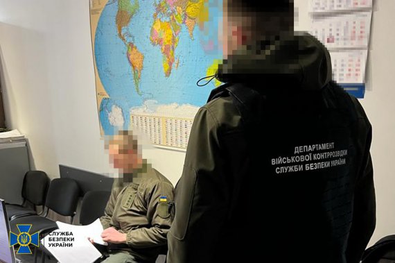 Служба безпеки України спільно з Державним бюро розслідувань викрили посадовців, які незаконно "преміювали" себе на майже 14 млн грн за нібито участь у боях на передовій