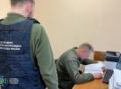 Служба безпеки України спільно з Державним бюро розслідувань викрили посадовців, які незаконно "преміювали" себе на майже 14 млн грн за нібито участь у боях на передовій
