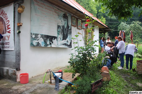 На стінах споруд в етносадибі "Лялина світлиця" висять плакати, які розповідають про діяльність власниці. Серед іншого повідомляють, що Олена Щербань готує на продаж традиційні страви української кухні