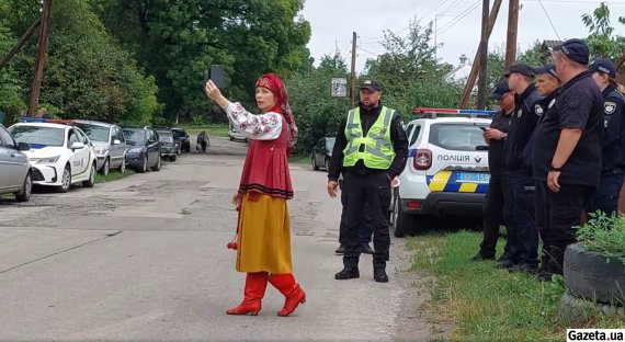 Этнолог Елена Щербань провела в своей усадьбе открытый этнофестиваль борща, несмотря на запрет местных властей. Поскольку нет регистрации предпринимателя, ей инкриминируют нелегальный бизнес и незаконне проведение массового мероприятия