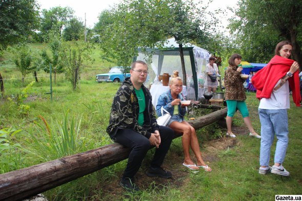 Харьковчане Елена и Антон приятно удивлены вкусом опошнянских борщей