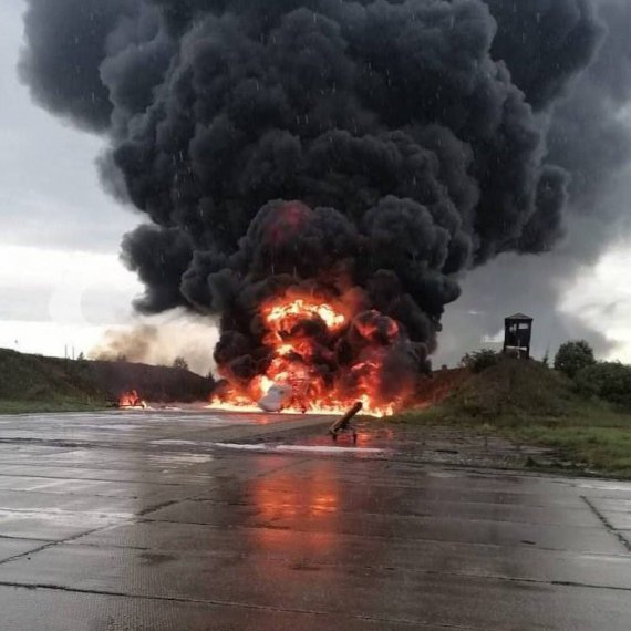 Показали пожар на аэродроме Сольцы