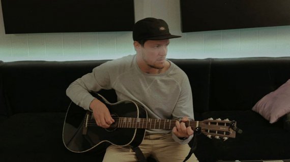 Женя Галич висловився про чоловіків, які втекли за кордон