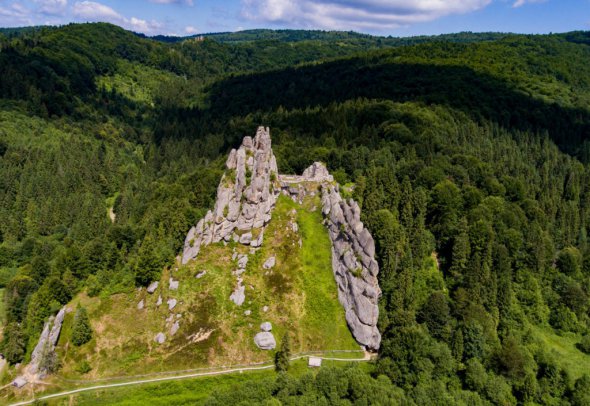 Тустань — середньовічна наскельна фортеця-град і митниця XII—XVI століть