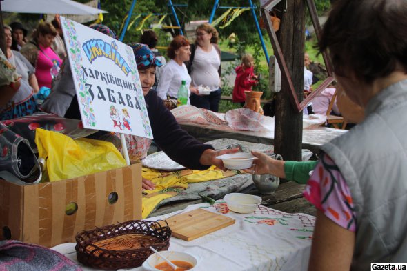 Участницы "Забавы" угощали гостей праздника борщами, сваренными по оригинальным уплатновским рецептам
