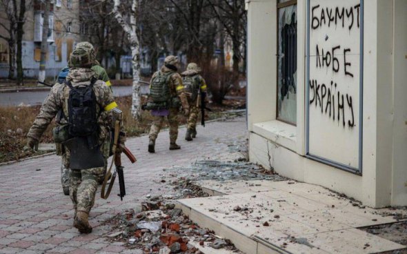 Украинские военные идут по украинскому Бахмуту