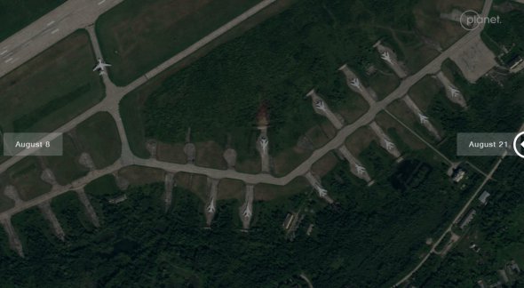 На знімку, зробленому 8 серпня, видно кілька бомбардувальників Ту-22 на аеродромі просто неба