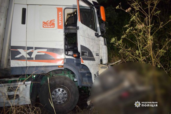 В Винницкой области столкнулись ВАЗ и грузовик. Погиб водитель легкового авто и 11 пассажиров, среди которых шестеро детей в возрасте от двух до 12 лет.