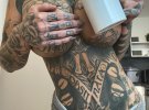 Тело блогера полностью покрыто татуировками