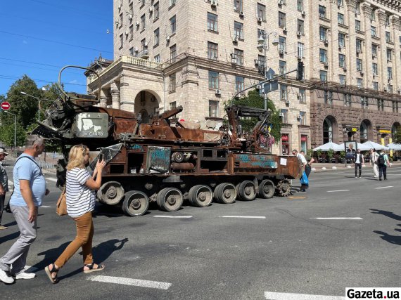 В Киеве продолжается выставка сожженной российской техники. Именно на ней оккупанты мечтали заехать в Киев и другие города Украины