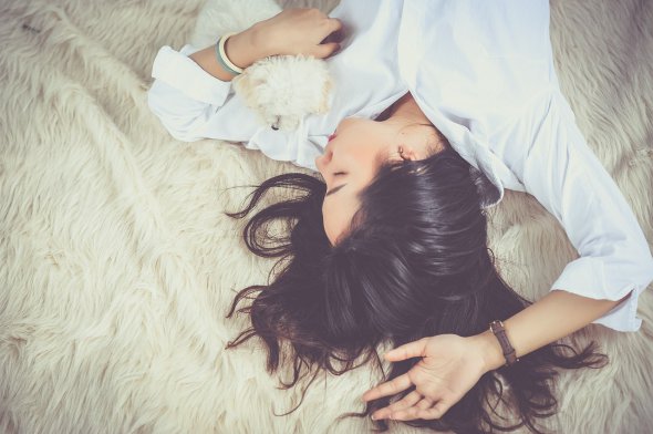 Вчені назвали, які найкращі пози для сну