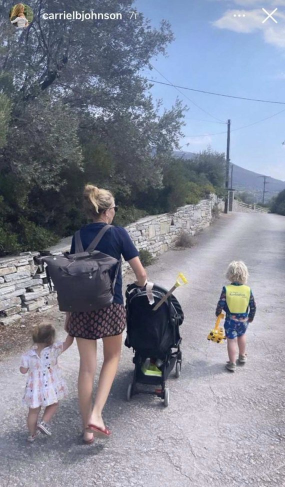 Экс-премьер Великобритании Борис Джонсон с женой Керри и младшими детьми находится на отдыхе в Греции