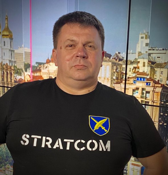Тарас Дзюба - полковник ЗСУ, головний спеціаліст Управління стратегічних комунікацій Апарату Головнокомандувача ЗСУ, кандидат технічних наук, доцент. Із початком російської збройної агресії у 2014 році створював та очолював різні підрозділи, які протидіяли російській інформаційній війні та забезпечували інфобезпеку. Був заступником командувача АТО у 2015-2016 роках, викладав у Національному університеті оборони України ім. Івана Черняховського та Державному університеті телекомунікацій. У 2019 році вийшов на пенсію, але продовжував навчати військових і цивільних спеціалістів. Після вторгнення Росії повернувся на військову службу