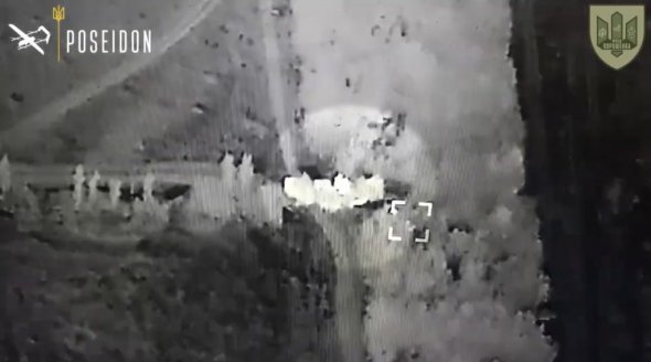 Порошенко показав, як десантники з допомогою БПЛА «Посейдон» знищили російський склад боєприпасів