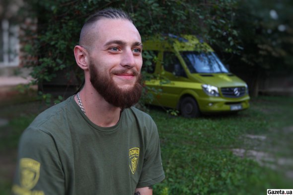 Ярослав родом из Тернополя. Мужчина работает медиком скорой уже четыре года, но решил, что должен помогать врачам на фронте
