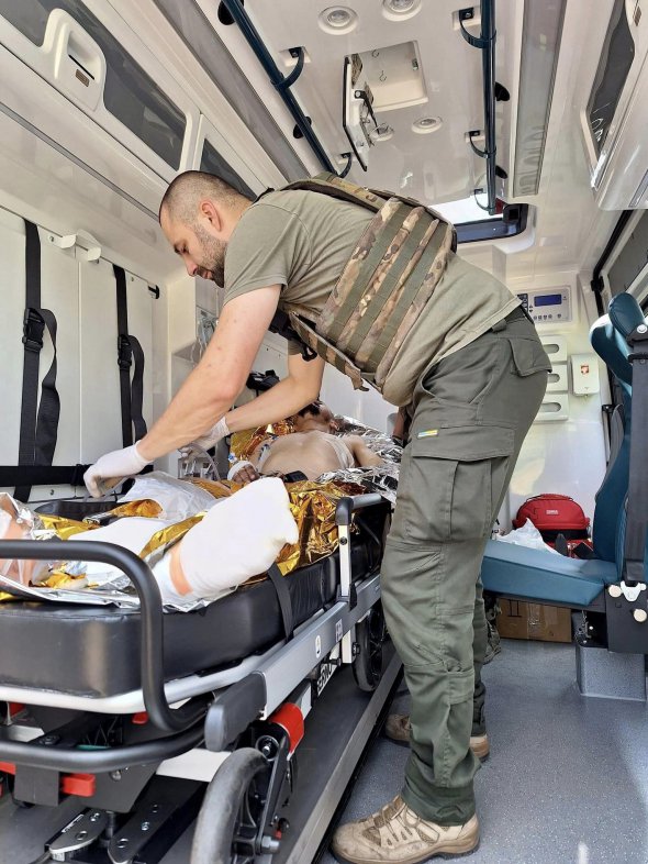 Медики ПДМШ дежурят в стабпункте. Оттуда раненых везут в прифронтовые больницы или в медучреждения крупных городов