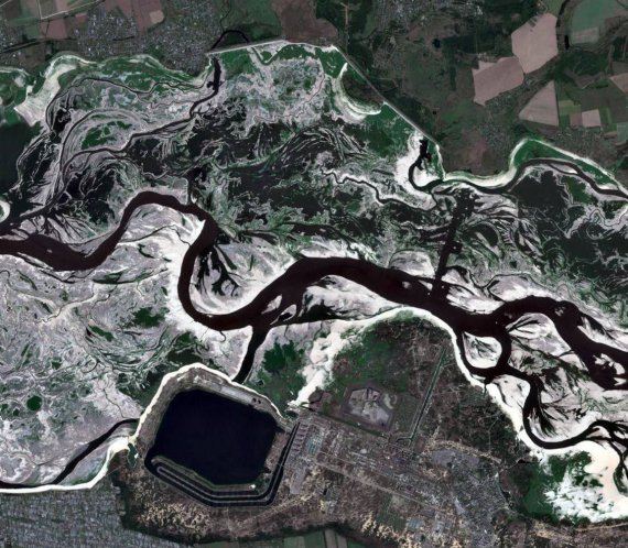 Показали супутникові знімки території, де було Каховське водосховище