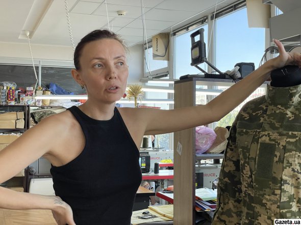 Анна конструирует женскую военную форму и разрабатывает дизайн по запросам защитниц