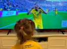 Дочь Зинченко смотрит футбольный матч