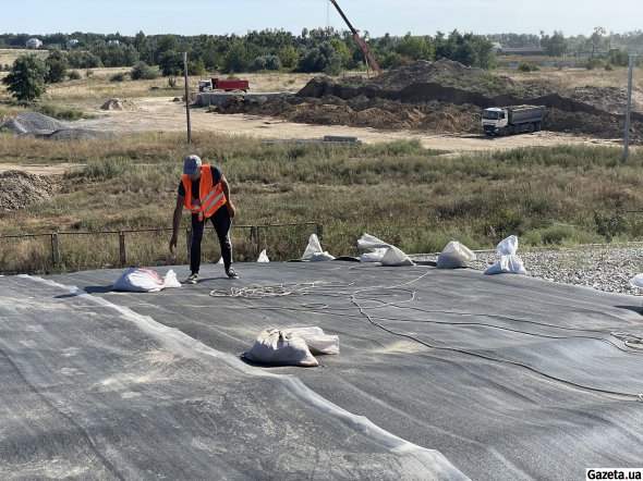 Першу ділянку полігону покривають геотекстилем та геоплівкою, після цього там вкладатимуть шари піску та ґрунту