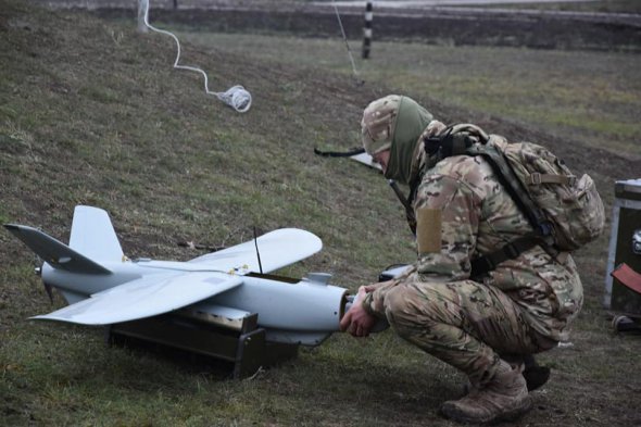 Беспилотный разведывательный летательный аппарат "Лелека-100" производства днепровской компании "ДеВиро" на вооружение Вооруженных Сил Украины был принят в мае 2021 года.