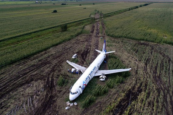 У РФ пасажирський літак із 170 людьми на борту вимушено сів у полі