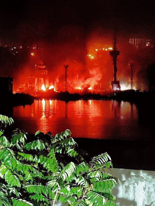 Судоремонтный завод в Севастополе загорелся от "хлопка"