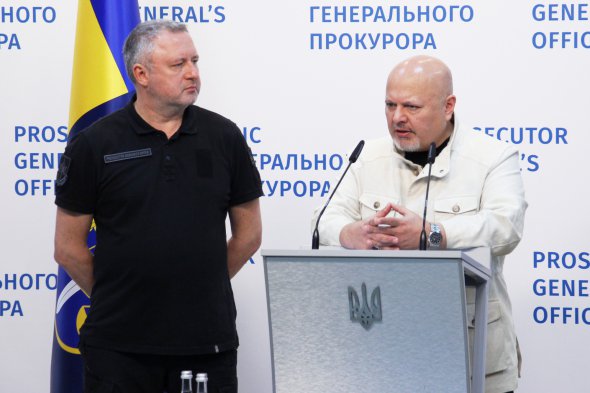 Генеральный прокурор Украины Андрей Костин и прокурор Международного уголовного суда Карим Хан на брифинге в Киеве